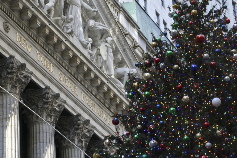 Un sapin devant la Bourse de New York le 5 décembre 2025