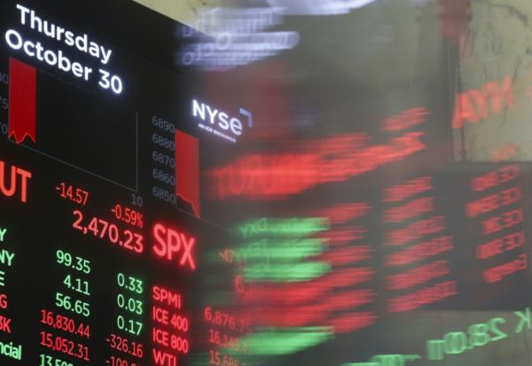 Un écran à la Bourse de New York, le 30 octobre 2025