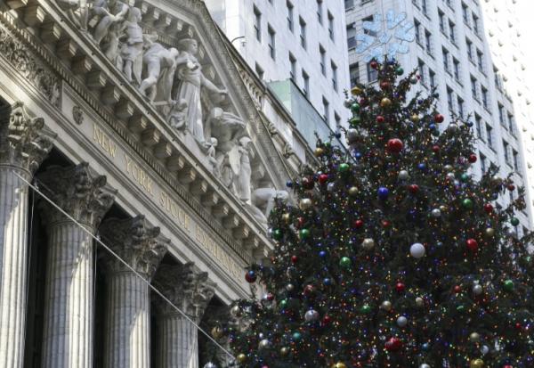 Un arbre de Noël devant la Bourse de New York, le 5 décembre 2025