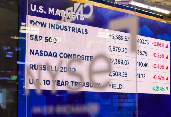 Un écran à la Bourse de New York le 18 mars 2026