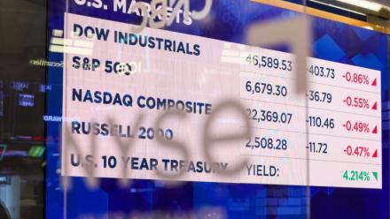 Un écran à la Bourse de New York le 18 mars 2026