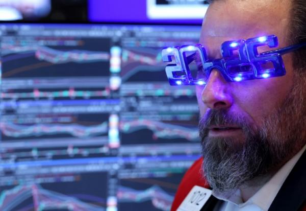 Un opérateur à la Bourse de New York porte des lunettes "2026", le 31 décembre 2025
