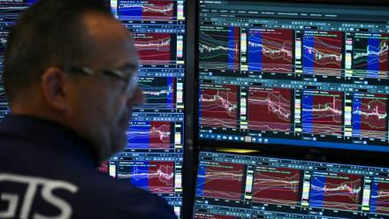 Un opérateur à la Bourse de New York, le 15 juillet 2025