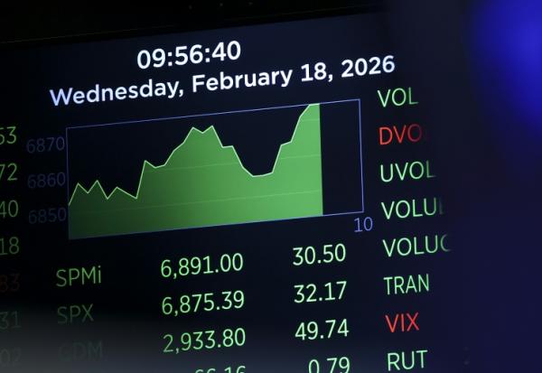 Un écran à la Bourse de New York, le 18 février 2026