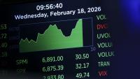 Un écran à la Bourse de New York, le 18 février 2026