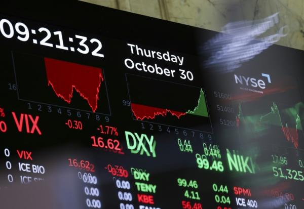 Un écran à la Bourse de New York, le 30 octobre 2025