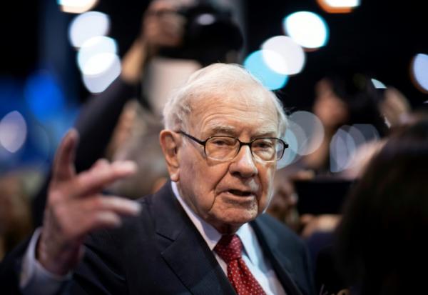 Le milliardaire américain Warren Buffett, 96 ans, quitte la présidence du conseil d'administration de son conglomérat Berkshire Hathaway