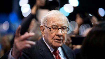 Le milliardaire américain Warren Buffett, 96 ans, quitte la présidence du conseil d'administration de son conglomérat Berkshire Hathaway