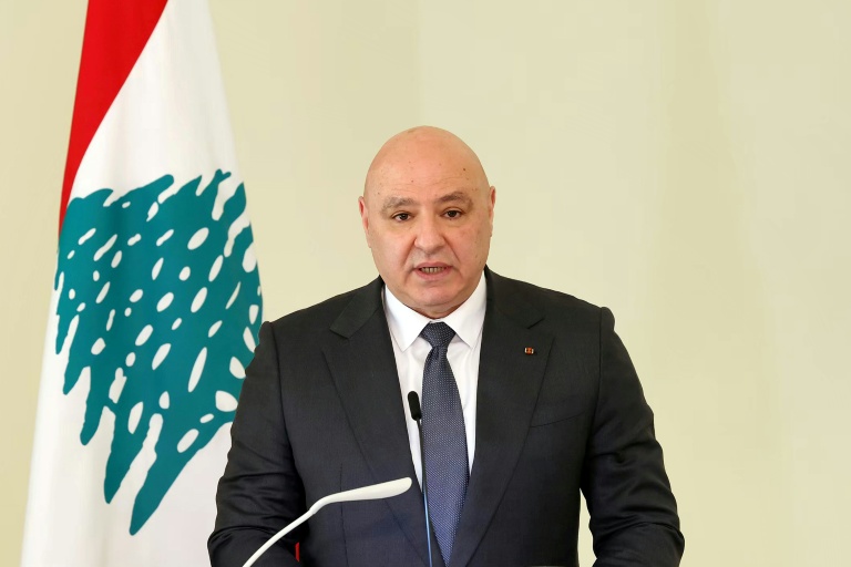 Photo diffusée par le service de presse de la présidence libanaise montrant le président Joseph Aoun à Baabda, à l'est de Beyrouth, le 16 février 2026