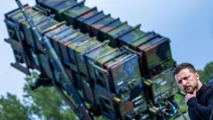 Le président ukrainien Volodymyr Zelensky devant une batterie de missiles antimissiles américaine Patriot, le 11 juin 2024 dans un camp d'entraînement militaire de la région du Mecklembourg-Poméranie-Occidentale, en Allemagne