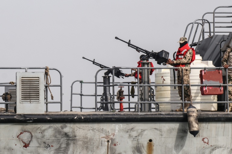 Soldats de la marine du gouvernement internationalement reconnu du Yémen, à bord d'un navire patrouillant au large des îles Hanish, en mer Rouge, le 27 juillet 2026.