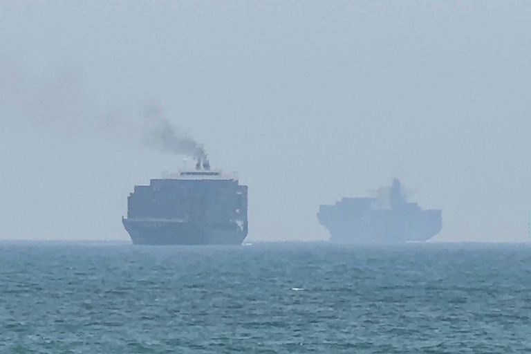 Cette image extraite d'une vidéo de l'AFPTV datée du 12 juillet 2026 montre des navires jetant l'ancre près du détroit d'Ormuz, au large de la côte orientale des Emirats arabes unis, à Khor Fakkan