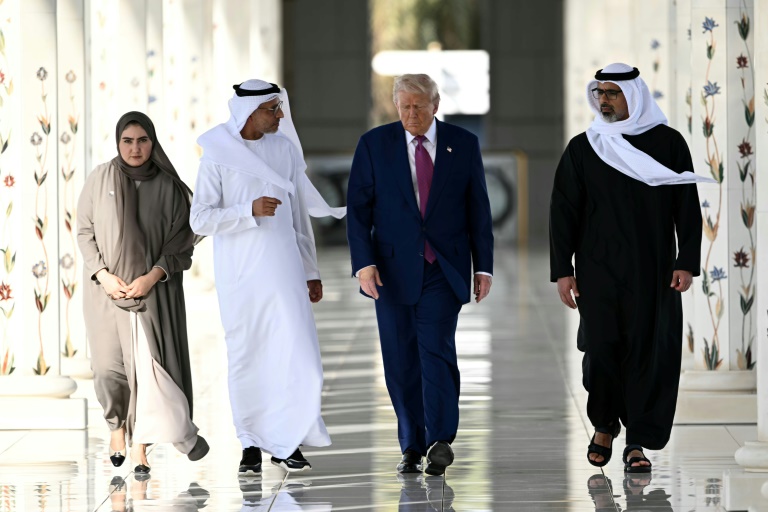 Le président américain Donald Trump visite la Grande mosquée de cheikh Zayed, accompagné par le prince héritier d'Abou Dhabi, cheikh Khaled ben Mohamed ben Zayed Al-Nahyane (D), lors d'une visite officielle à Abou Dhabi, le 15 mai 2025