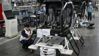 Des employés travaillent sur une chaîne de montage pour la voiture volante électrique "Land Aircraft Carrier" dans une usine de la filiale Aridge de Xpeng à Guangzhou, dans le sud de la Chine, le 6 novembre 2025