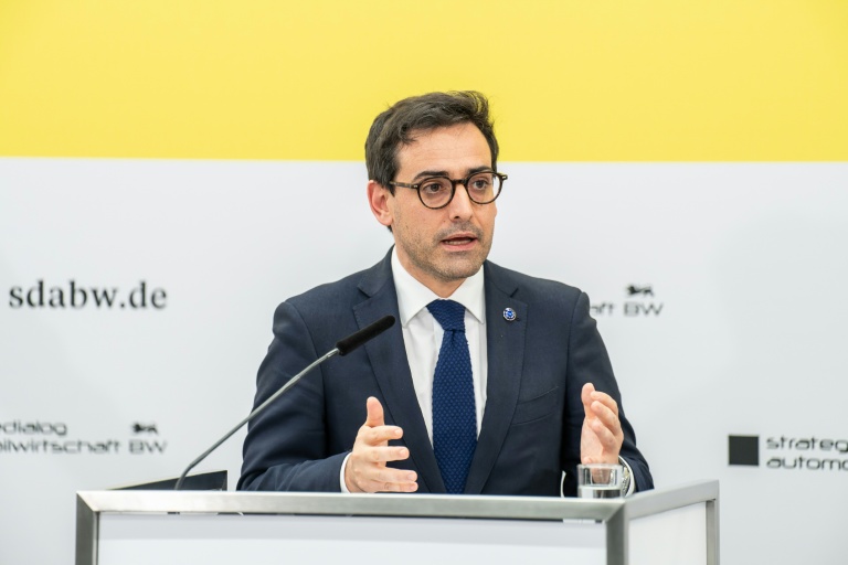Le commissaire européen Stéphane Séjourné s'exprime au parc des expositions de Stuttgart, en Allemagne, le 26 novembre 2025
