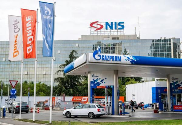 Arrivée d'une voiture dans une station-service Gazprom opérée par  Petroleum Industry of Serbia (NIS) à Belgrade le 9 octobre 2025.