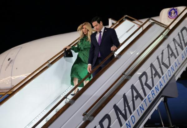 Le secrétaire d’État américain Marco Rubio et son épouse, Jeanette Rubio, à leur arrivée à l’aéroport de Samarcande, en Ouzbékistan, le 18 octobre 2026