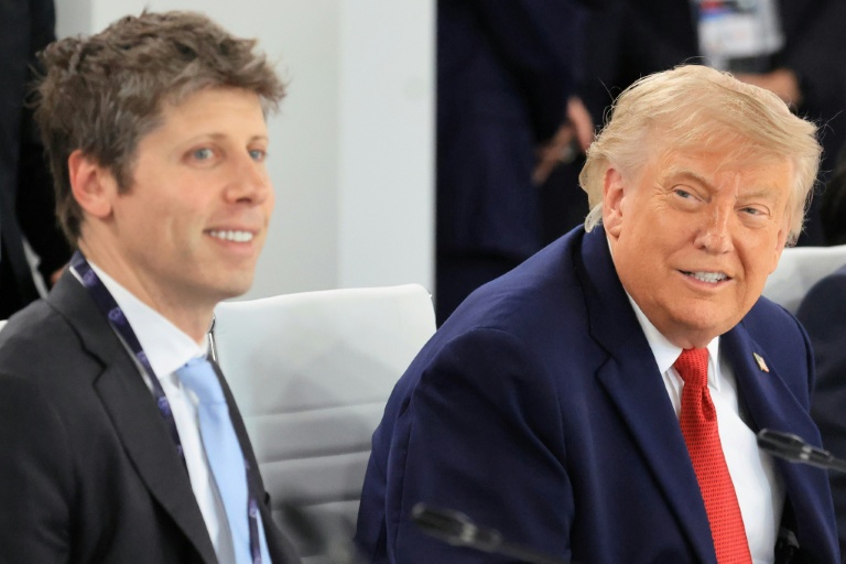 Le patron d'OpenAI Sam Altman (à gauche) et le président américain Donald Trump au sommet du G7 à Evian, le 17 juin 2026