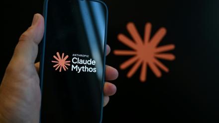 Après deux semaines de blocage inédit, le gouvernement américain a réautorisé vendredi le modèle d'intelligence artificielle (IA) le plus puissant d'Anthropic, pour un petit cercle de partenaires uniquement américains, confirmant la reprise en main de Washington sur cette technologie stratégique