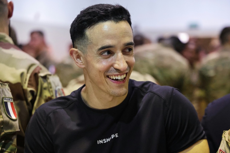 Le YouTubeur français Tibo InShape à la cité militaire de Zayed près d'Abou Dhabi, le 21 décembre 2025