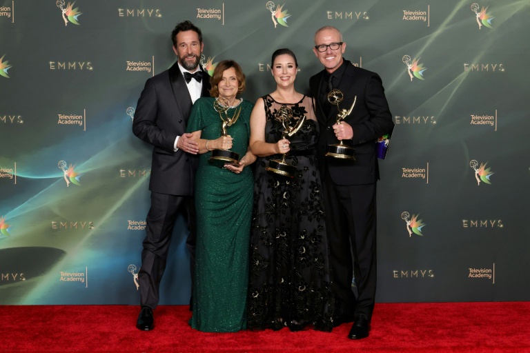 Noah Wyle, Cathy Sandrich Gelfond, Erica Berger et Seth Caskey, lauréats du prix du meilleur casting pour une série dramatique pour 'The Pitt' posent lors de la deuxième soirée de la 78e édition des Emmy Awards, au Peacock Theater, le 6 septembre 2026 à Los Angeles, en Californie