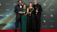 Noah Wyle, Cathy Sandrich Gelfond, Erica Berger et Seth Caskey, lauréats du prix du meilleur casting pour une série dramatique pour 'The Pitt' posent lors de la deuxième soirée de la 78e édition des Emmy Awards, au Peacock Theater, le 6 septembre 2026 à Los Angeles, en Californie