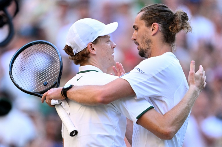 Le N.3 mondial Alexander Zverev (g) félicite le N.1 Jannik Sinner qui vient de gagner le finale de Wimbledon le 12 juillet 2026 à Londres