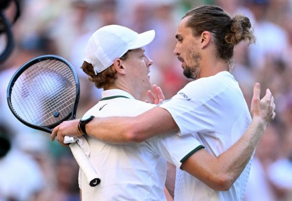 Le N.3 mondial Alexander Zverev (g) félicite le N.1 Jannik Sinner qui vient de gagner le finale de Wimbledon le 12 juillet 2026 à Londres