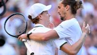 Le N.3 mondial Alexander Zverev (g) félicite le N.1 Jannik Sinner qui vient de gagner le finale de Wimbledon le 12 juillet 2026 à Londres