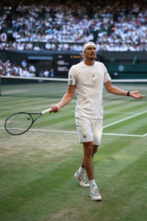 Le N.3 mondial Alexander Zverev sans solution contre le N.1 Jannik Sinner en finale de Wimbledon le 12 juillet 2026 à Londres