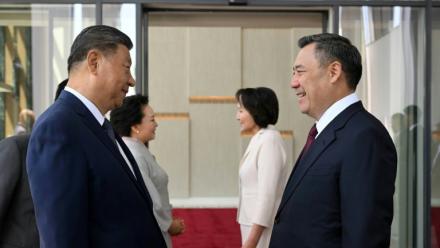 Sur cette photo diffusée par le bureau de presse présidentiel kirghize le 30 août 2026, le président du Kirghizistan, Sadyr Japarov (d.), accueille le président chinois Xi Jinping à son arrivée à Bichkek