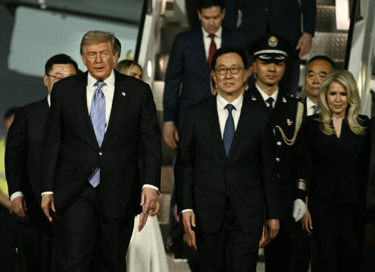 Le président américain Donald Trump descend de l’Air Force One et est accueilli par le vice-président chinois Han Zheng à son arrivée à l’aéroport international de Pékin, le 13 mai 2026