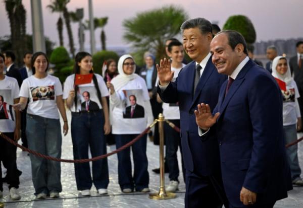 Le président chinois Xi Jinping (à gauche) et son homologue égyptien Abdel Fattah al-Sissi à l'aéroport international du Caire, le 1er septembre 2026