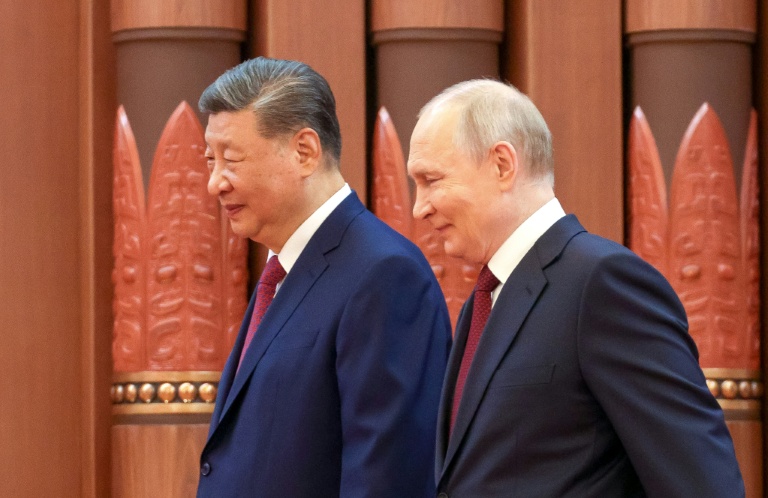 hoto diffusée par l'agence de presse russe Sputnik montrant le président russe Vladimir Poutine (d) et le président chinois Xi Jinping lors de leur rencontre à Pékin, le 20 mai 2026