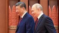 hoto diffusée par l'agence de presse russe Sputnik montrant le président russe Vladimir Poutine (d) et le président chinois Xi Jinping lors de leur rencontre à Pékin, le 20 mai 2026