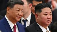Le président chinois Xi Jinping (à gauche) et le dirigeant nord-coréen Kim Jong Un le 3 septembre 2025 lors d'un défilé marquant la fin de la Seconde Guerre mondiale, à Pékin