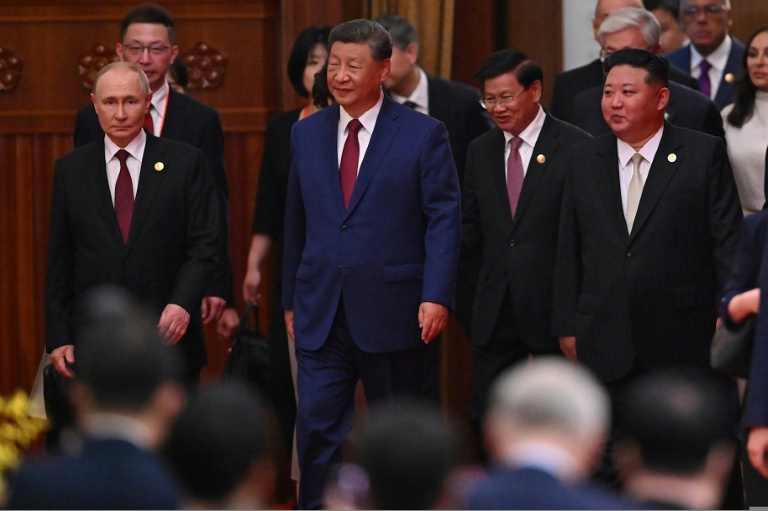 Le président russe Vladimir Poutine (à gauche), son homologue chinois Xi Jinping (au milieu) et le dirigeant nord-coréen Kim Jong Un (à droite), après un défilé marquant la fin de la Seconde Guerre mondiale, à Pékin