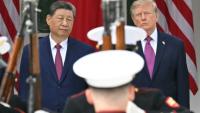 Le président chinois Xi Jinping (g) et le président américain Donald Trump assistent à une revue militaire dans la roseraie de la Maison Blanche, à Washington, le 24 septembre 2026
