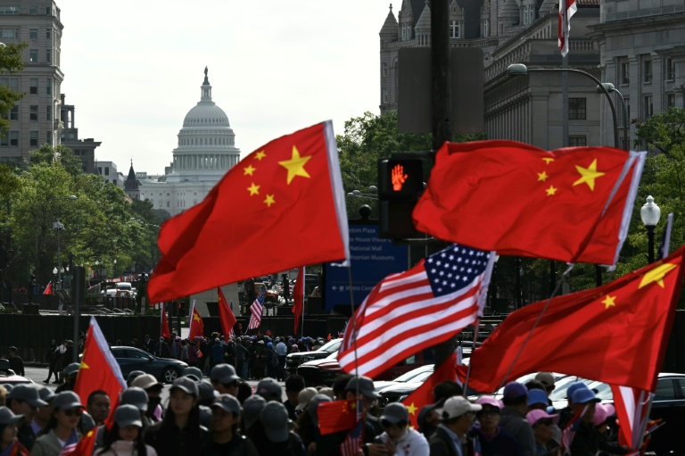 Des drapeaux chinois et américains lors d'un rassemblement de partisans du président chinois Xi Jinping, le 24 septembre 2026 à Wasington
