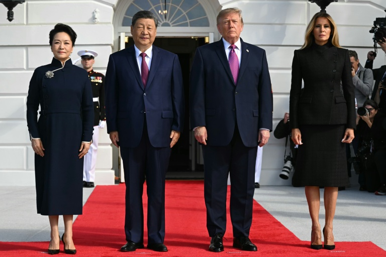 Le président américain Donald Trump (2e d) et la Première dame Melania Trump accueillent le président chinois Xi Jinping (2e g) et son épouse Peng Liyuan à leur arrivée à la Maison Blanche, à Washington, le 24 septembre 2026