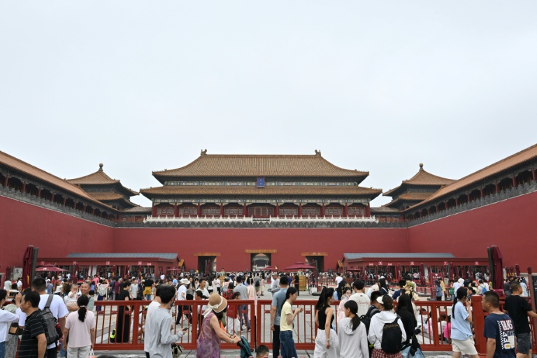 Des touristes visitent la Cité Interdite à Pékin, le 11 juillet 2026