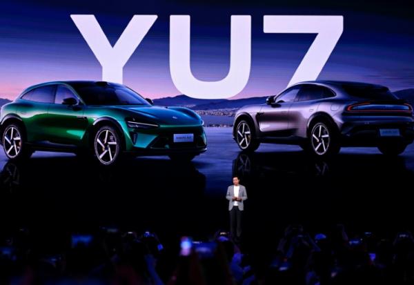 Lei Jun, président-directeur général de la société chinoise d'électronique Xiaomi, présente la voiture Xiaomi YU7 lors d'une cérémonie de lancement à Pékin le 26 juin 2025