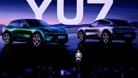 Lei Jun, président-directeur général de la société chinoise d'électronique Xiaomi, présente la voiture Xiaomi YU7 lors d'une cérémonie de lancement à Pékin le 26 juin 2025