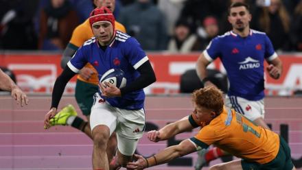 L'ailier du XV de France Louis Bielle-Biarrey file son premier essai contre l'Australie, sous les yeux de Thomas Ramos, lors d'un test match au Stade de France, le 22 novembre 2025