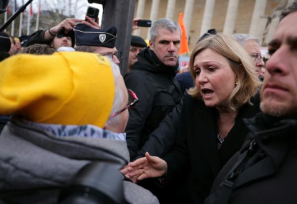 La présidente de l'Assemblée nationale Yaël Braun-Pivet (2eD) parle avec des agriculteurs devant le Palais Bourbon à Paris le 8 janvier 2026