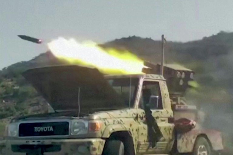 Capture d’écran tirée d’images vidéo diffusées le 8 septembre 2026 par les Forces de résistance nationales au Yémen, coalition soutenue par l'Arabie saoudite, montrant un tir de roquette depuis un lanceur monté sur véhicule, alors que les forces gouvernementales yéménites et les Forces de résistance nationales ouvrent le feu sur des combattants houthis sur le front de Kadha, à l’ouest de la ville de Taëz, dans la province occidentale de Taëz au Yémen