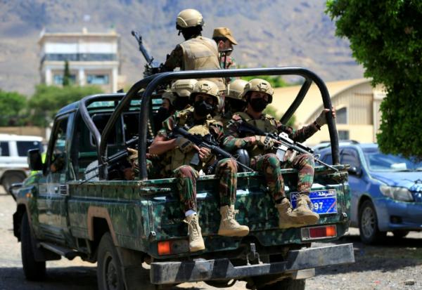 Les forces armées houthies du Yémen patrouillent tandis que des prisonniers yéménites loyaux aux autorités houthies arrivent dans la capitale Sanaa, le 12 septembre 2026, après avoir été libérés sur la côte ouest où ils étaient détenus, avec d’autres, par les forces gouvernementales yéménites soutenues par l’Arabie saoudite