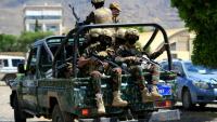 Les forces armées houthies du Yémen patrouillent tandis que des prisonniers yéménites loyaux aux autorités houthies arrivent dans la capitale Sanaa, le 12 septembre 2026, après avoir été libérés sur la côte ouest où ils étaient détenus, avec d’autres, par les forces gouvernementales yéménites soutenues par l’Arabie saoudite