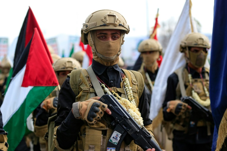 Des combattants rebelles présents à un rassemblement de solidarité avec les Palestiniens de Gaza et contre Israël et les Etats-Unis, à Sanaa, le 29 août 2025