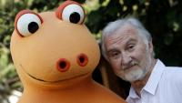 Yves Brunier, cocréateur et interprète  de Casimir, avec le costume du célèbre dinosaure à Saint-Maur-des-Fossés, près de Paris, le 16 septembre 2014